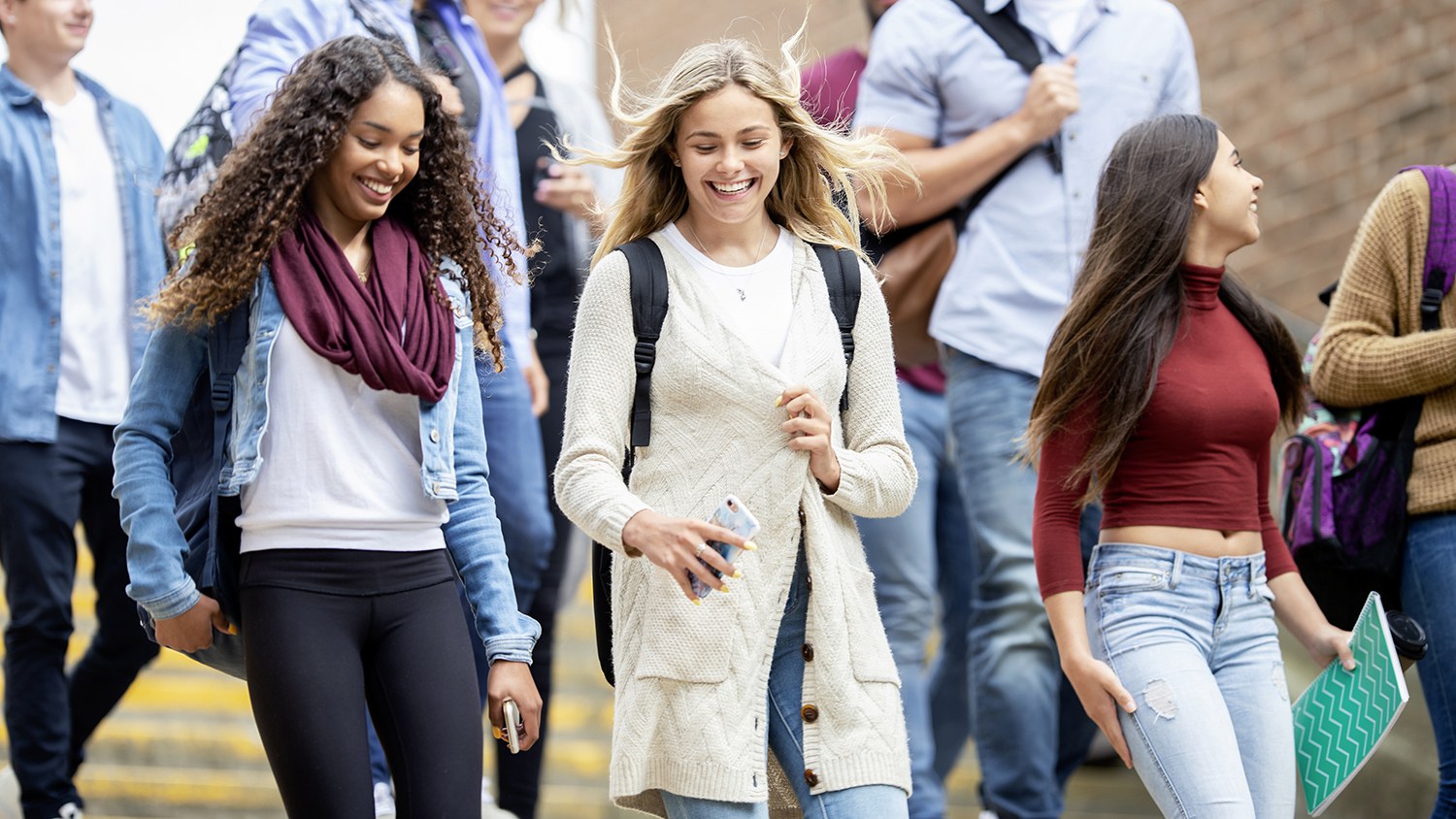 Les étudiants descendent les escaliers en riant