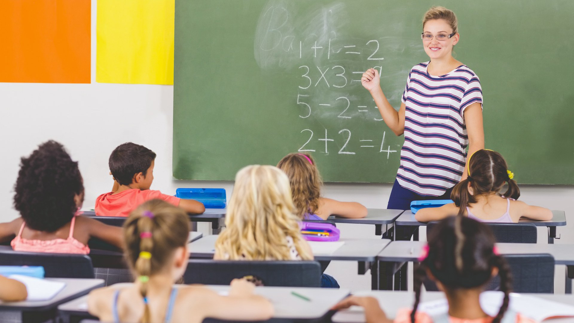 Lehrperson unterrichtet Schulklasse im Klassenzimmer