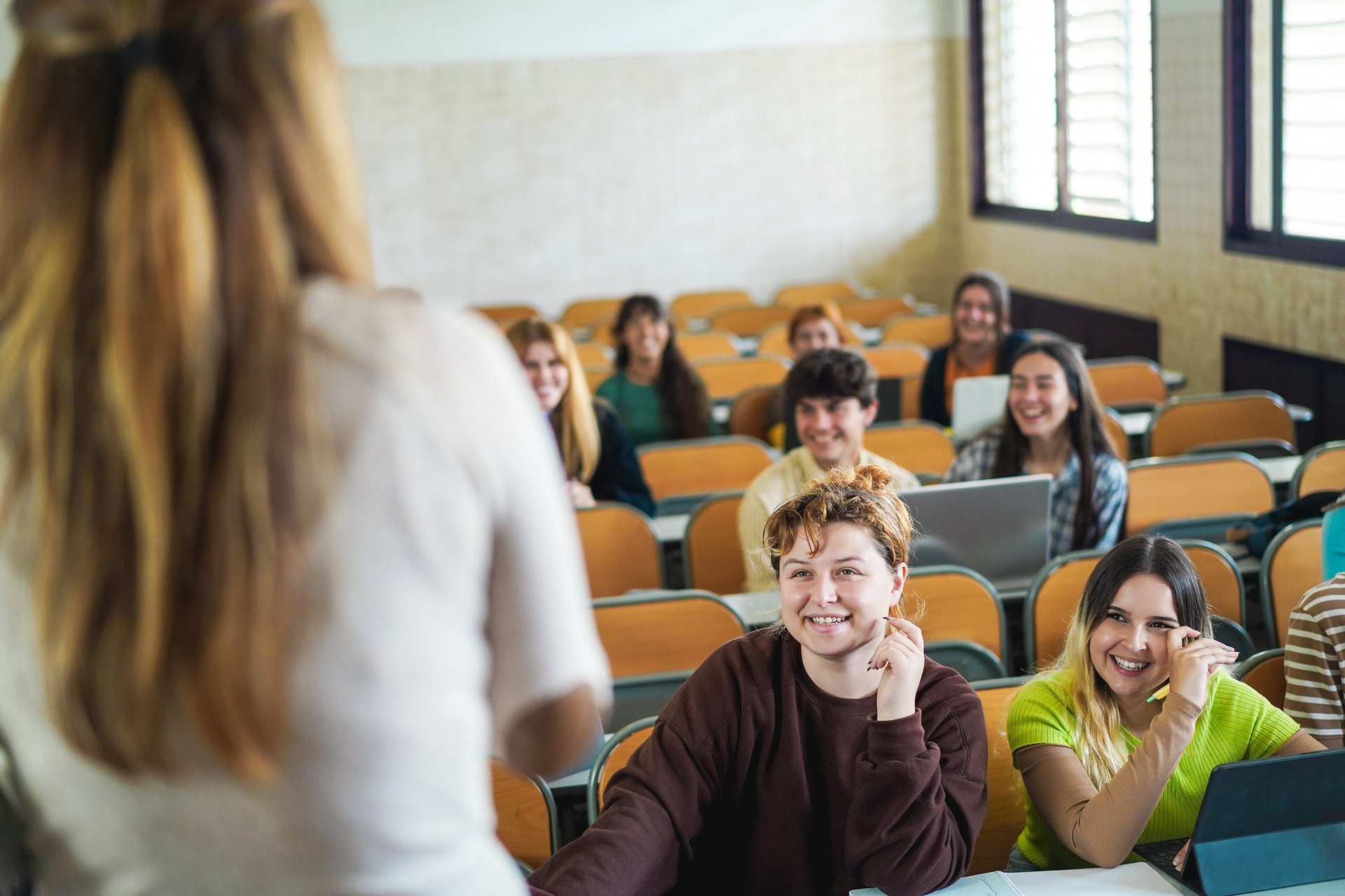 Lehrerin unterrichtet eine Klasse