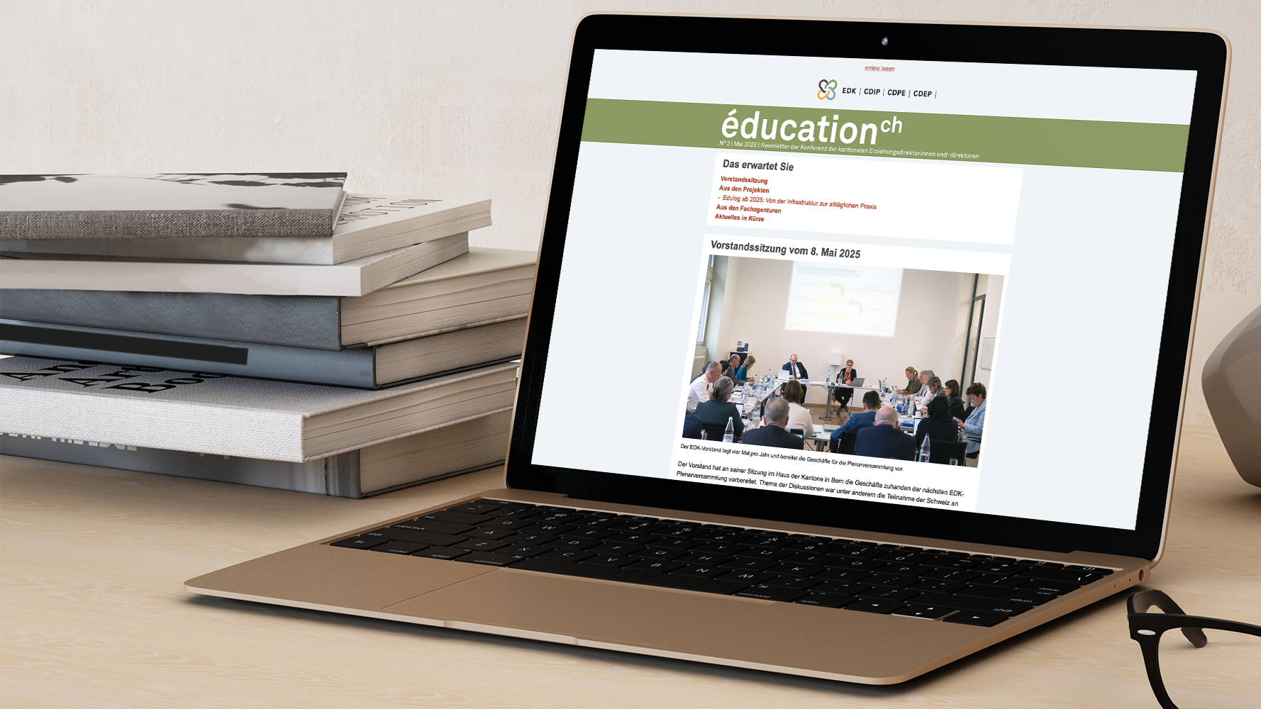 Ein Laptop steht auf dem Tisch, im Screen ist der Newsletter zu sehen