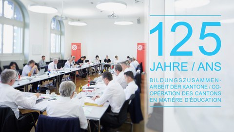 Blick auf die kantonalen Erziehungsdirektorinnen und -direktoren, die an einer Sitzung in Bern teilnehmen; unten rechts steht «125 Jahre Bildungszusammenarbeit der Kantone».