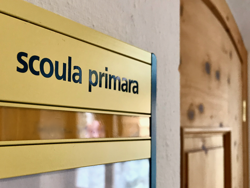 Sign on a door in a school building that reads 'scoula primara'