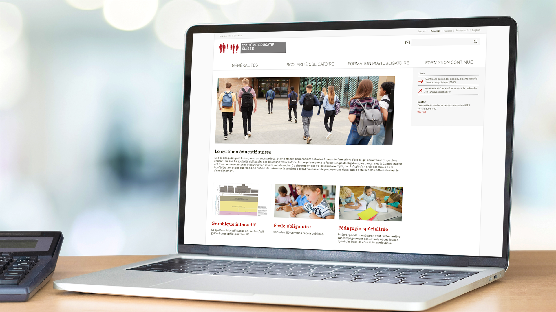 Un ordinateur portable ouvert montre le site web consacré au système éducatif suisse.