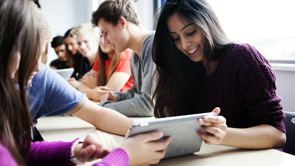 Deux filles regardent quelque chose sur une tablette