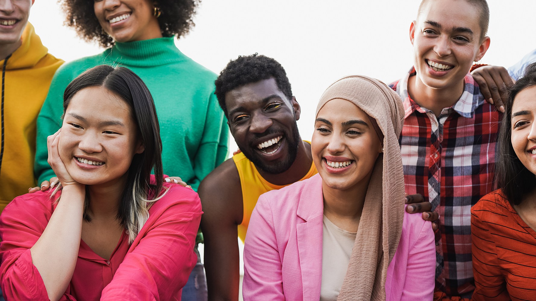 Menschen mit verschiedener Herkunft lachen zusammen